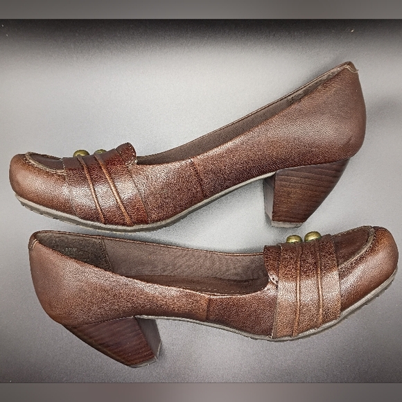 BareTraps Trina Leather Heels with Arch Support and Brass Button Detail - Picture 3 of 10